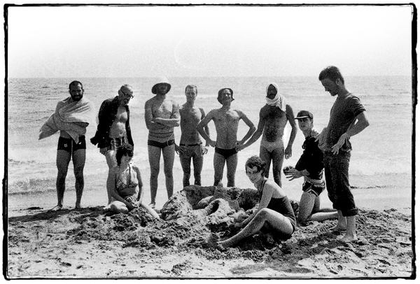 Pip Simmons Theatre Group : An die Musik Avignon Festival 1975 Group Shot La Plage